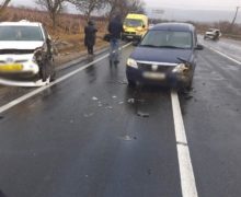 (FOTO) Accident pe traseul Chișinău-Hîncești cu implicarea a trei mașini. Doi șoferi au fost transportați la spital