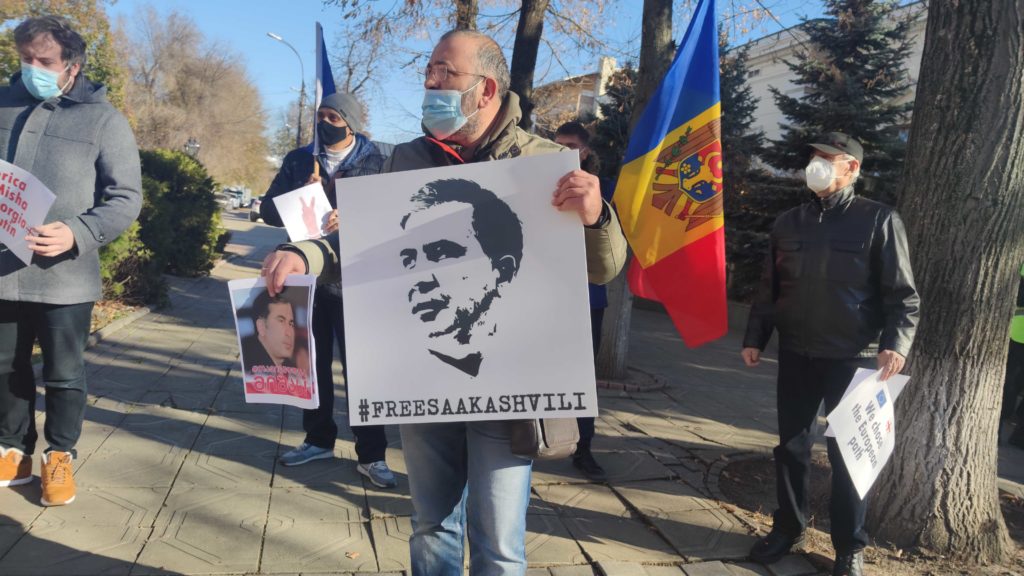 (VIDEO) Acțiune în susținerea lui Saakașvili, în fața ambasadelor SUA și UE de la Chișinău