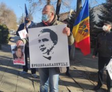 (ВИДЕО) «Спасите Грузию от Путина». У посольств США и ЕС в Кишиневе прошел митинг в поддержку Саакашвили