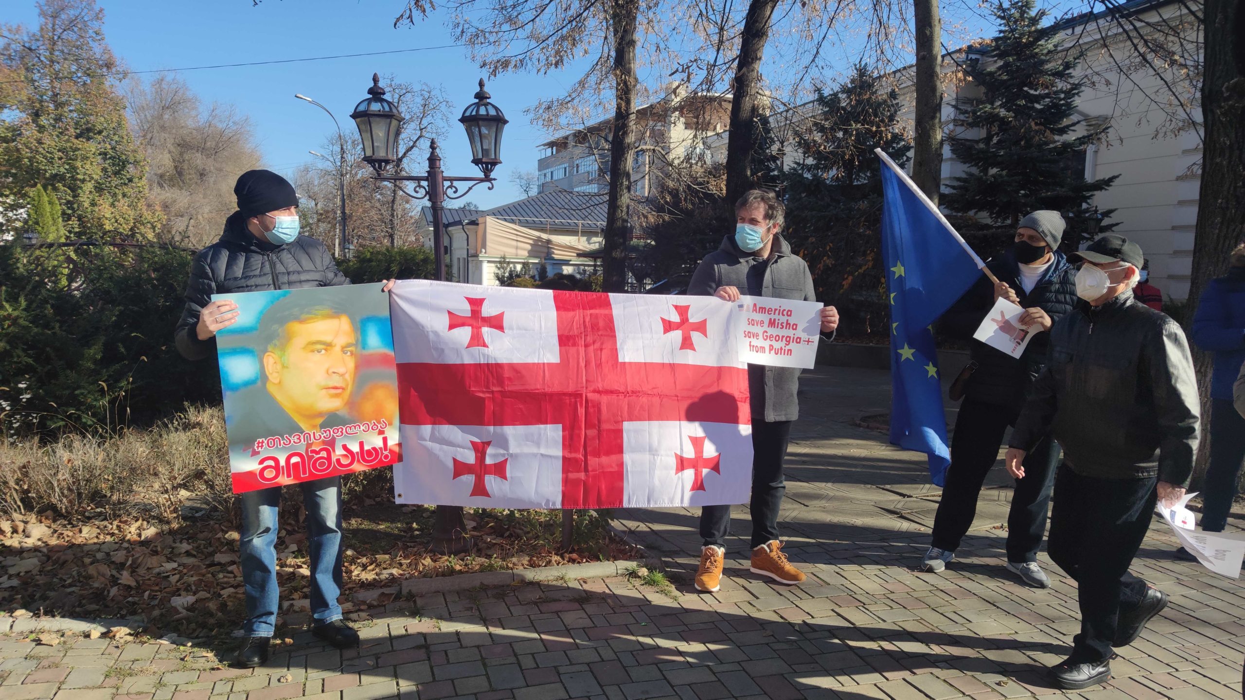 (ВИДЕО) «Спасите Грузию от Путина». У посольств США и ЕС в Кишиневе прошел митинг в поддержку Саакашвили