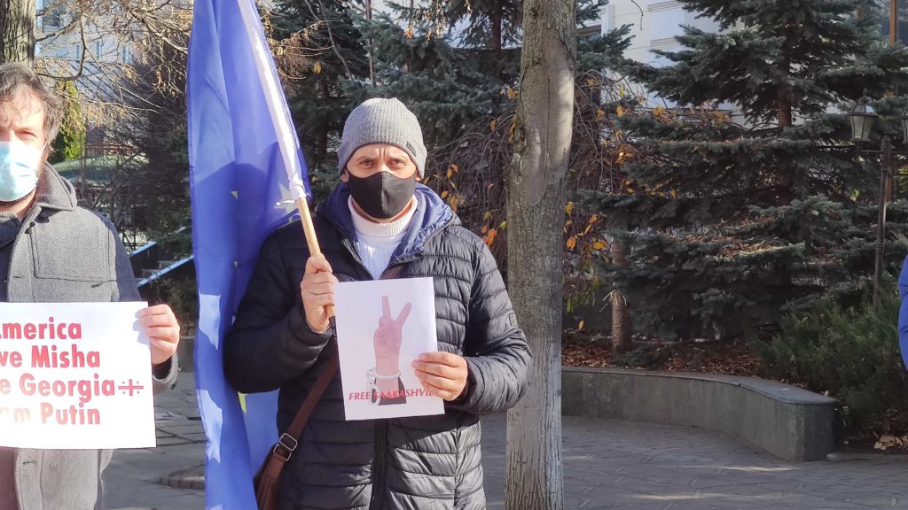 (VIDEO) Acțiune în susținerea lui Saakașvili, în fața ambasadelor SUA și UE de la Chișinău
