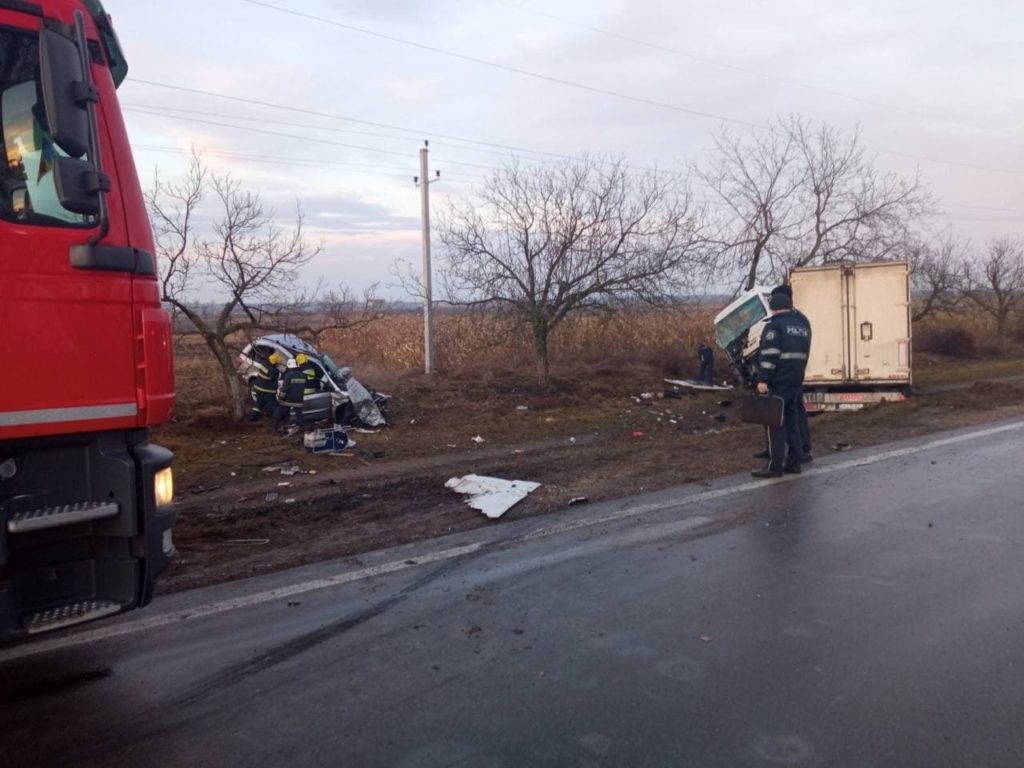 (FOTO) Accident cu 6 morți la Ștefan Vodă, după ce un TIR a intrat la depășire pe contrasens