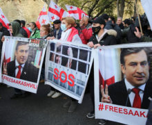 Саакашвили прекратил голодовку. И призвал США ввести санкции против Грузии