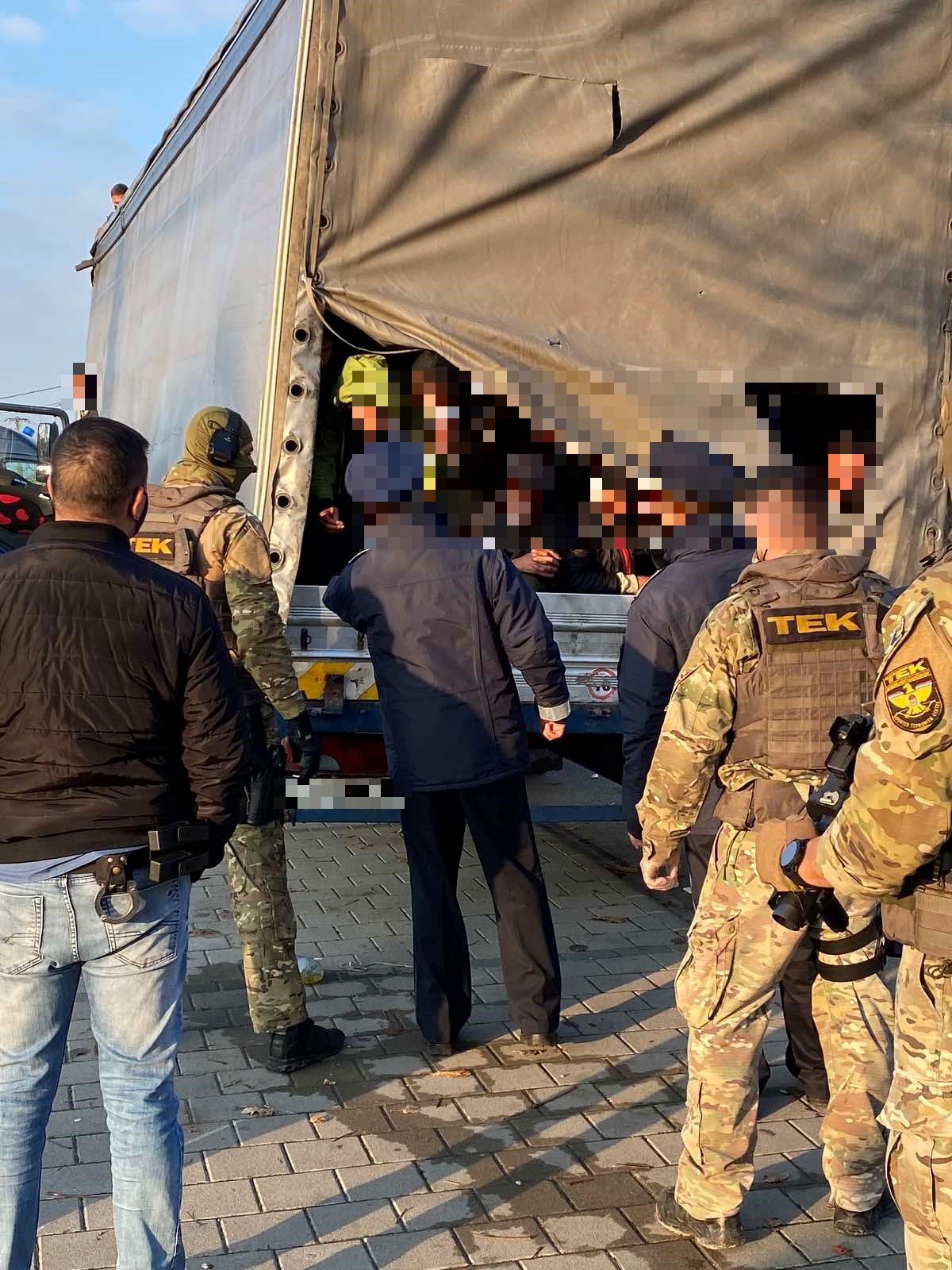 (ФОТО) В Венгрии сообщили о задержании гражданина Молдовы, перевозившего 97 нелегалов