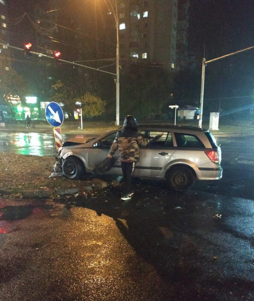 Un minor a urcat la volan și a provocat un accident în sectorul Botanica al capitalei (FOTO)