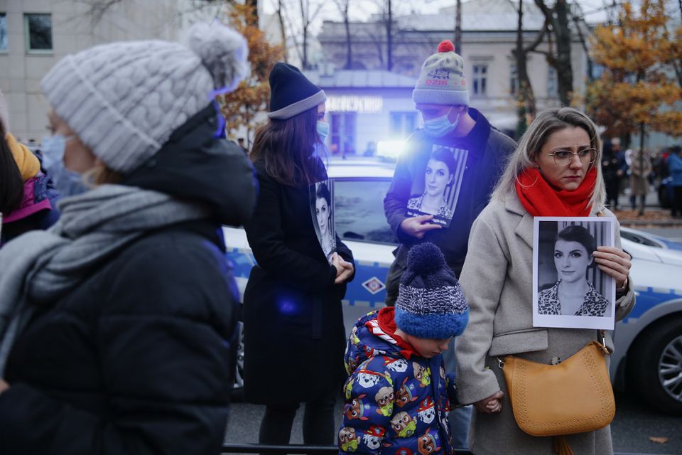 (VIDEO) Proteste în mai multe orașe din Polonia, după moartea unei femei însărcinate căreia i s-a refuzat avortul