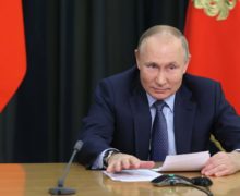 Песков прокомментировал встречу Путина с канцлером Австрии Нехаммером