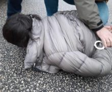 (ВИДЕО) СИБ задержал двух человек, которые помогли иностранцу, разыскиваемому по делу о мошенничестве, попасть в Молдову