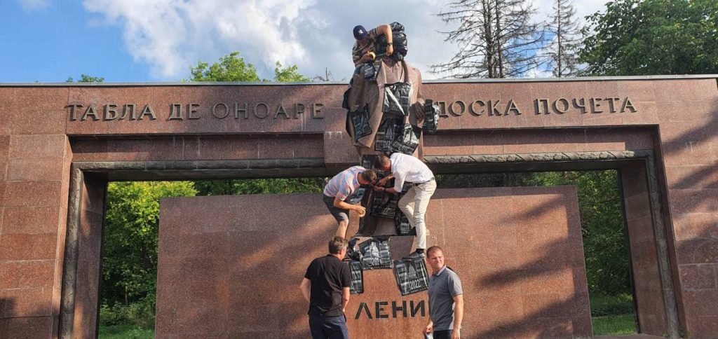 Кавкалюк с гробом и Ленин в кульке. Топ-10 политического абсурда 2021 года в Молдове