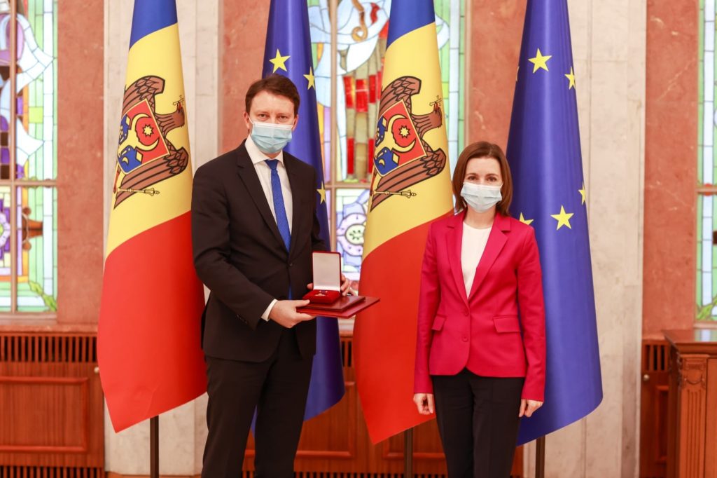 FOTO Maia Sandu i-a conferit „Ordinul de Onoare” eurodeputatului român Siegfried Mureșan