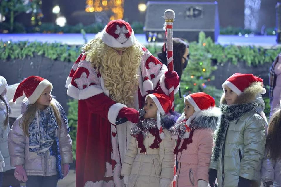 (ФОТО) В сквере Кафедрального собора в Кишиневе отрыли домик Деда Мороза