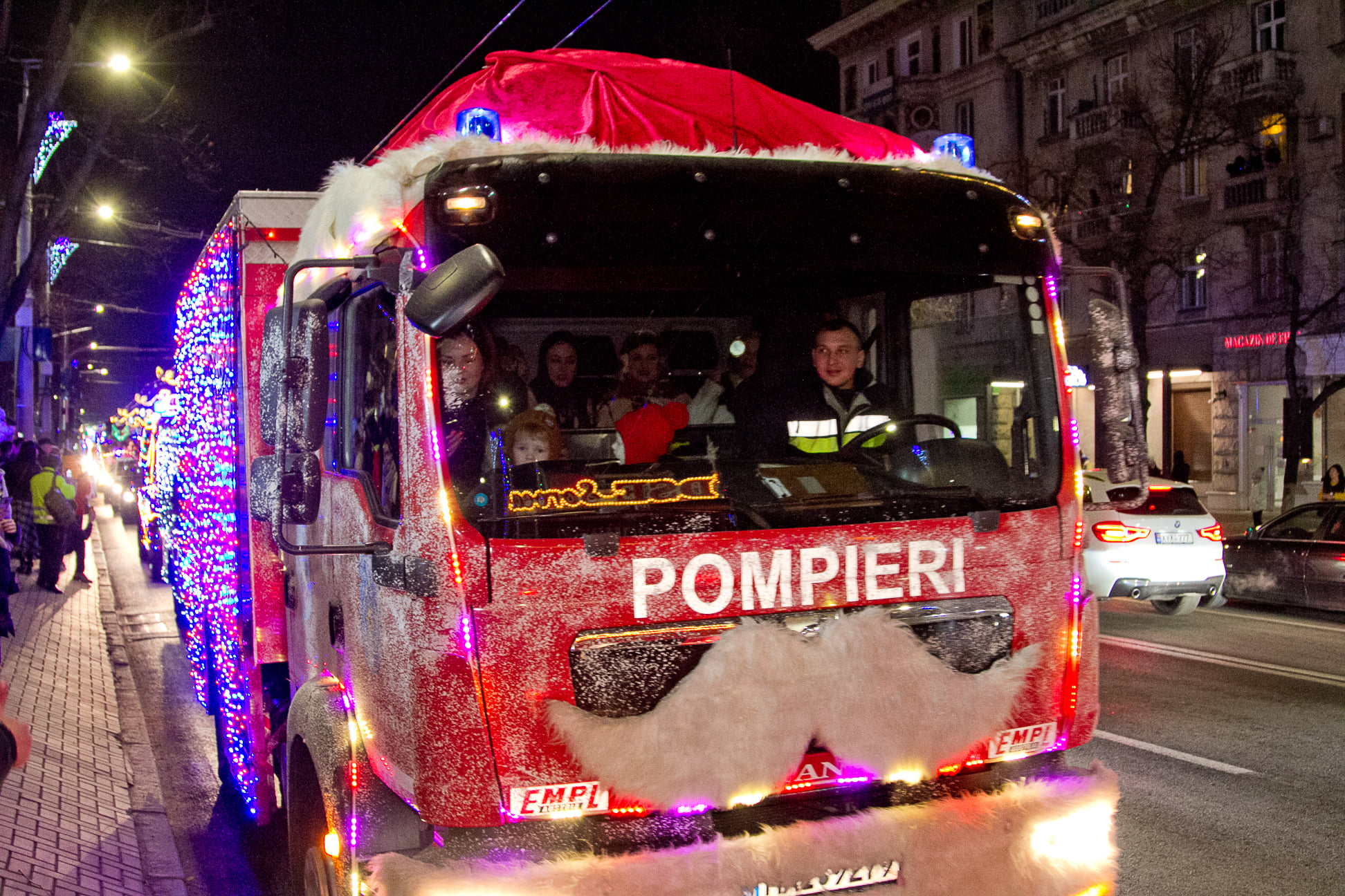 (ФОТО) По Кишиневу проехал рождественский караван пожарных и спасателей