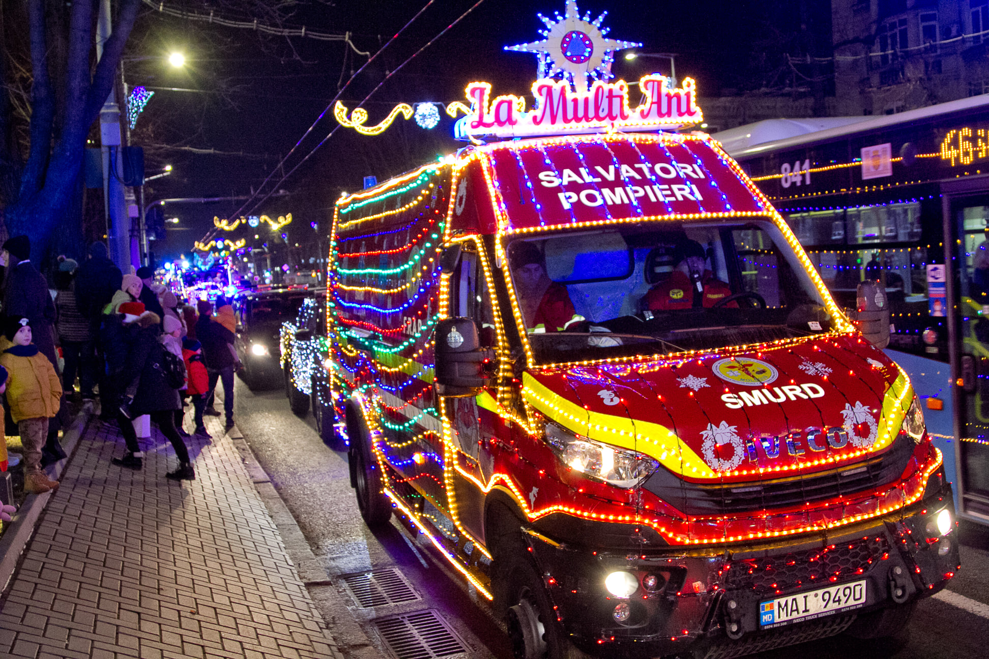 (ФОТО) По Кишиневу проехал рождественский караван пожарных и спасателей