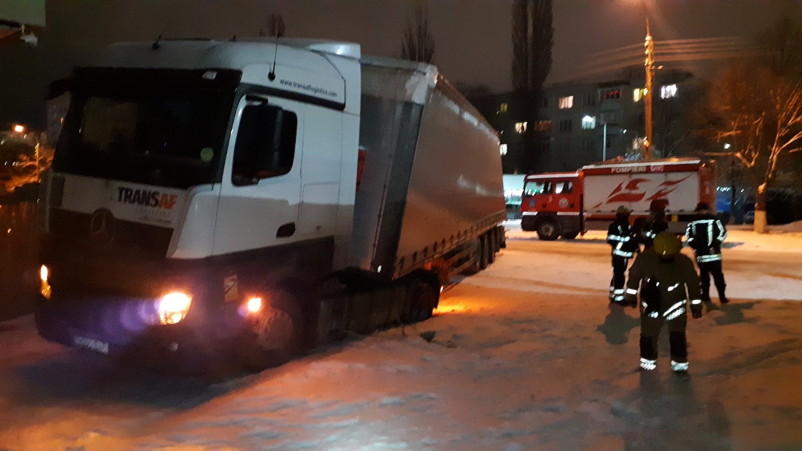(FOTO) Trei ambulanțe au avut nevoie de ajutorul salvatorilor, după ce au rămas blocate în zăpadă