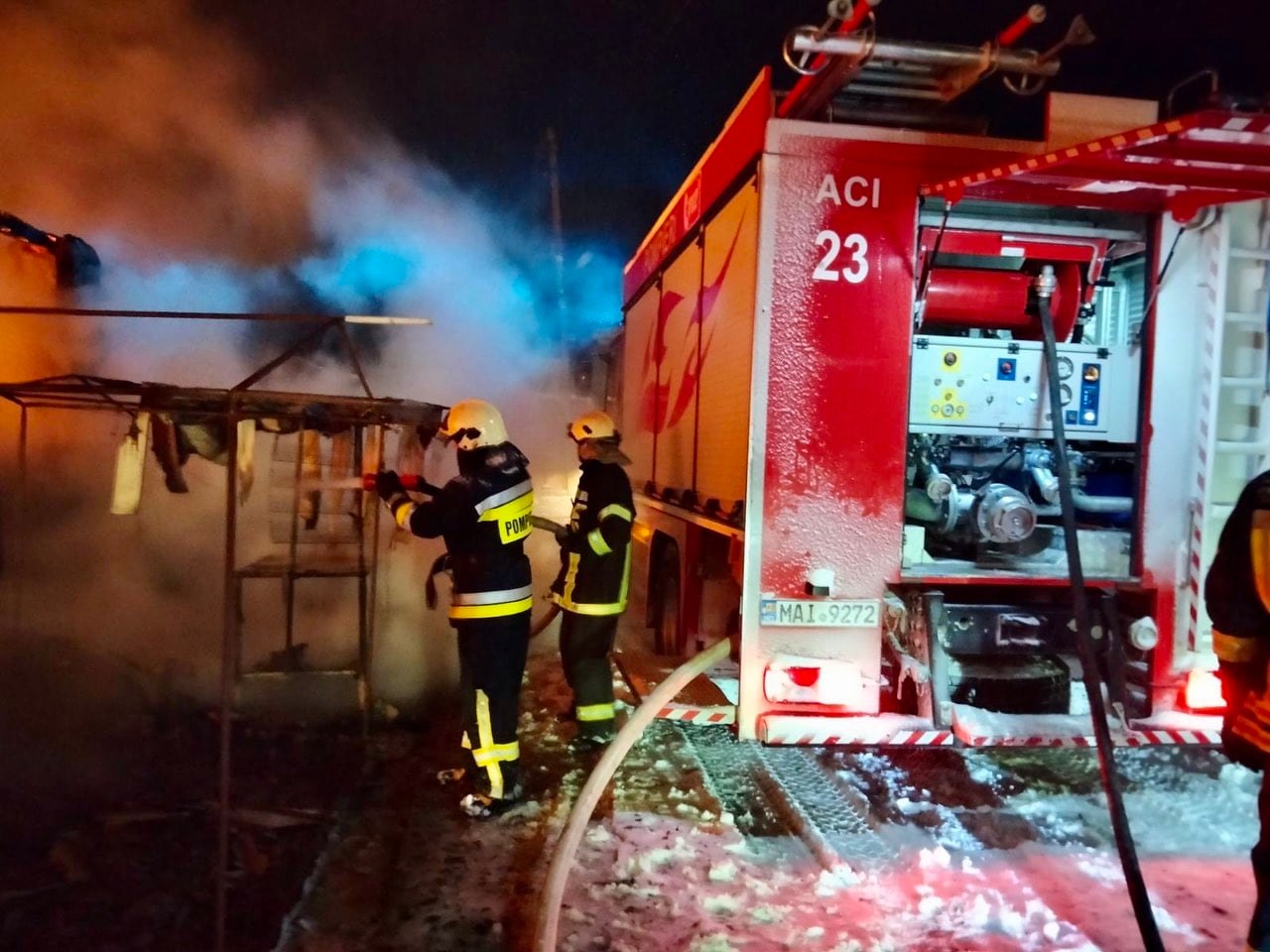 FOTO Incendiu pe teritoriul pieței din orașul Briceni: flăcările au distrus 12 gherete