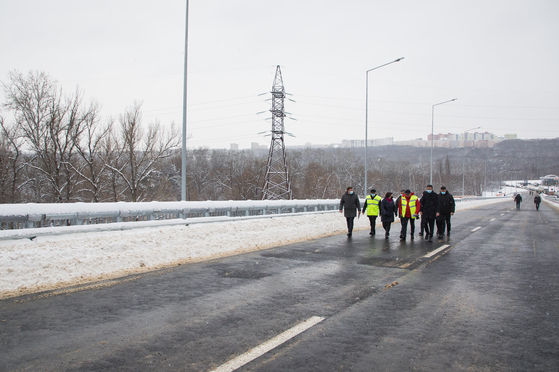FOTO S-a deschis circulaţia pe noul pod de pe şoseaua Balcani. Natalia Gavrilița a mers în inspecție