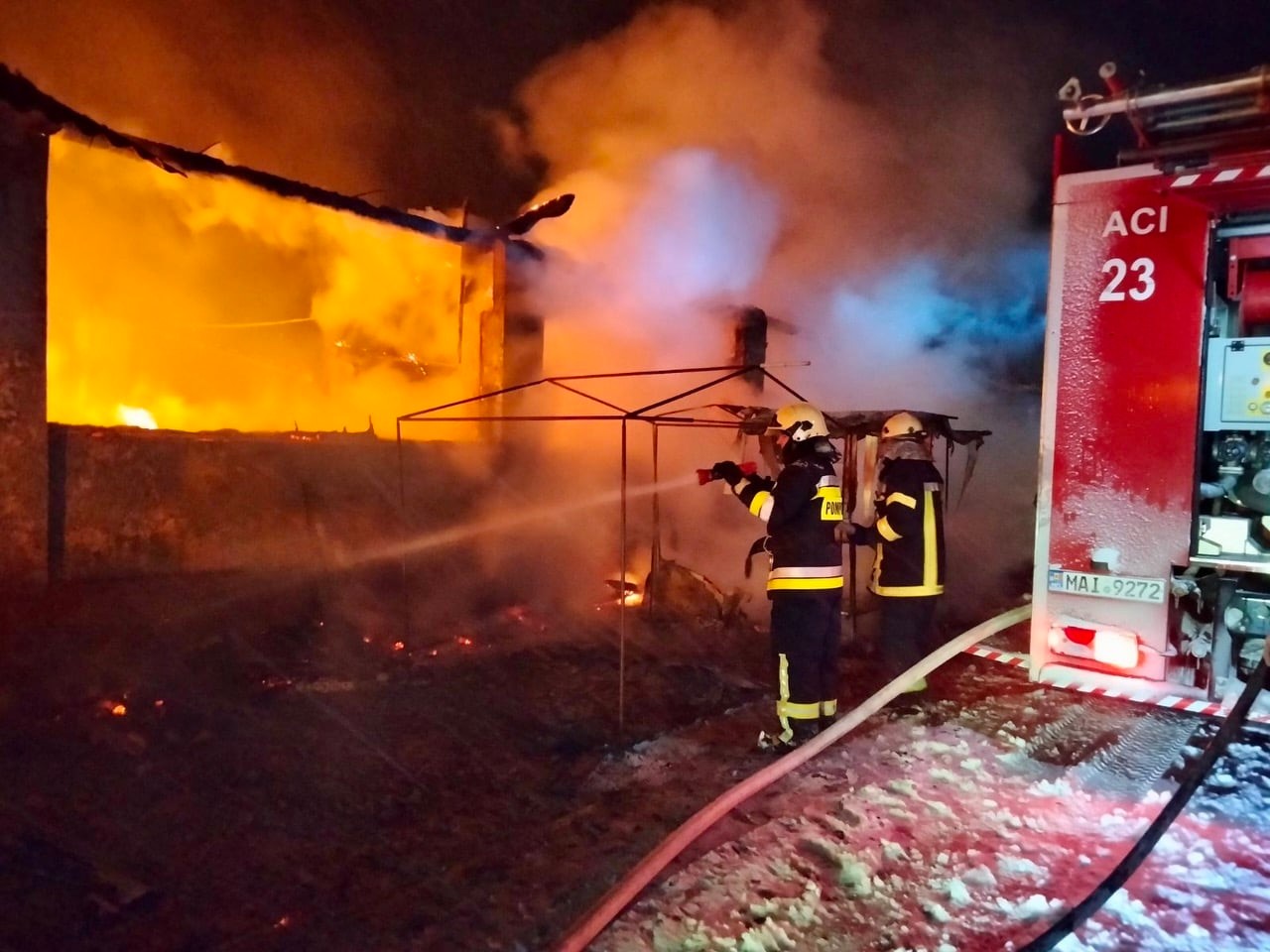 FOTO Incendiu pe teritoriul pieței din orașul Briceni: flăcările au distrus 12 gherete