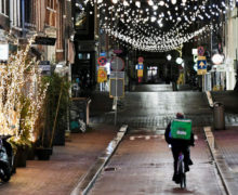 В Нидерландах ввели локдаун на рождественские и новогодние праздники. Как Европа защищается от «омикрона»