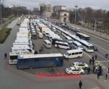 (ВИДЕО) Микроавтобусы на центральной площади Кишинева. Транспортники снова вышли на протест
