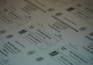(FOTO) CEC a început tipărirea buletinelor de vot pentru turul doi al alegerilor locale noi din Bălți