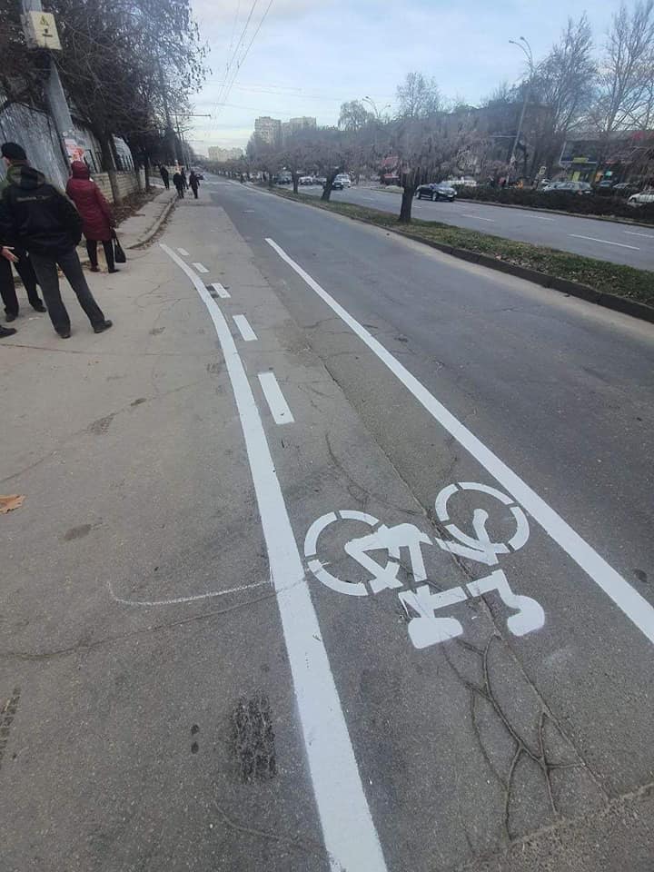 (ФОТО) На бульваре Дачия в Кишиневе выделили полосу для велосипедистов
