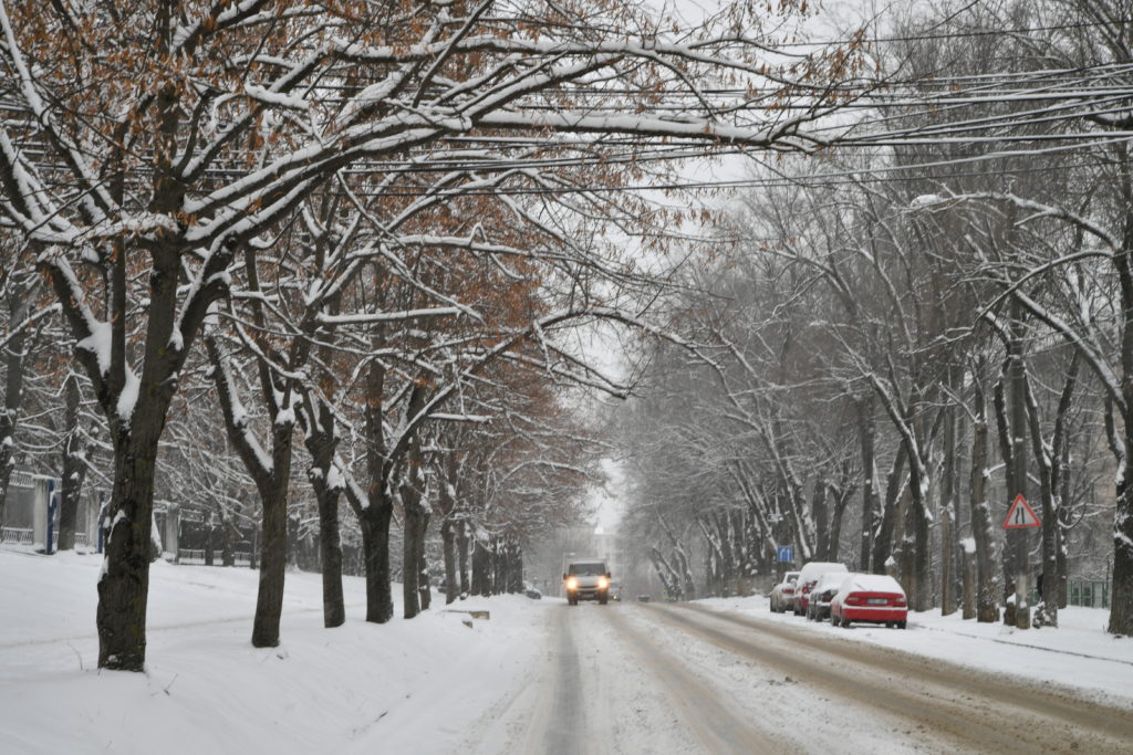 Iarnă adevărată în Chișinău: prima zăpadă din acest an. Fotoreportaj NM