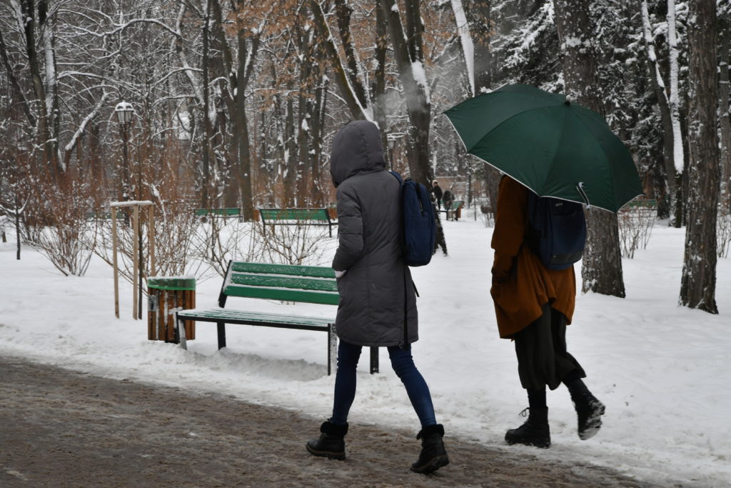 Iarnă adevărată în Chișinău: prima zăpadă din acest an. Fotoreportaj NM