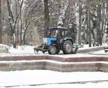 В Кишиневе троллейбусы ходят с опозданием из-за снегопада. На дороги вывели снегоуборочную технику