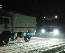 (ВИДЕО) За последние сутки из-за снегопада на дорогах Молдовы застряли 163 машины