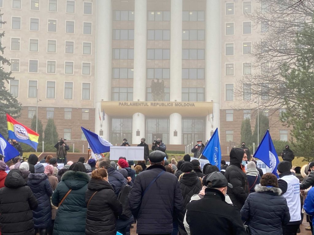 LIVE/ФОТО. В Кишиневе профсоюзы проводят протест перед зданием парламента