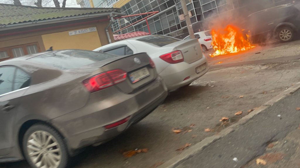 (ФОТО/ВИДЕО) В центре Кишинева загорелся автомобиль