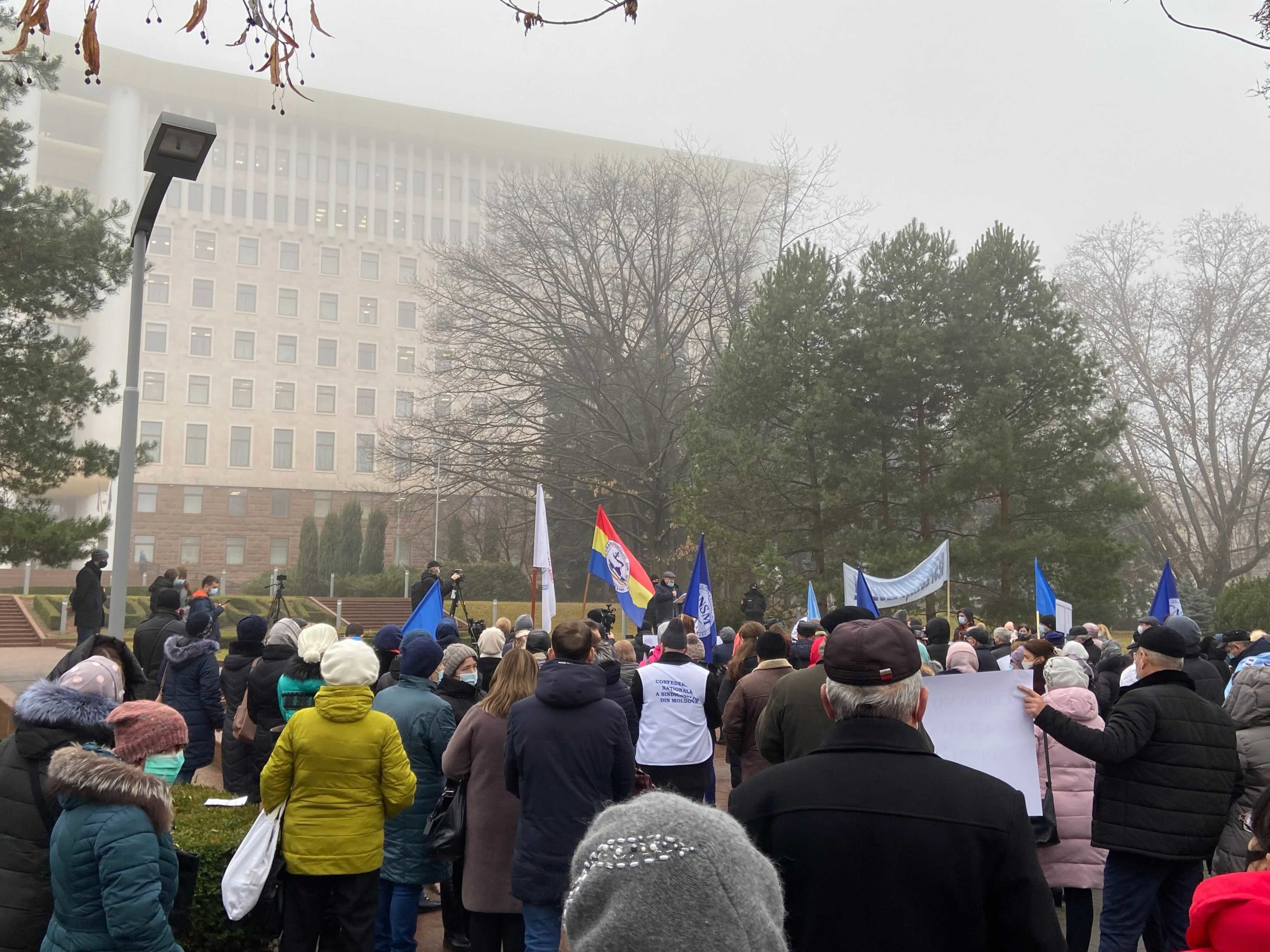 LIVE/ФОТО. В Кишиневе профсоюзы проводят протест перед зданием парламента