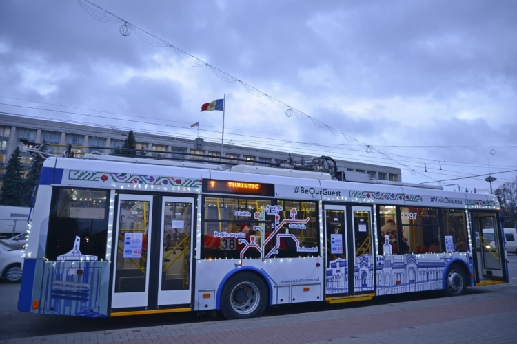 (FOTO) Ruta troleibuzului turistic din Chișinău a fost completată cu încă o unitate de transport