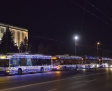 (ФОТО) В Кишиневе украсили троллейбусы пяти маршрутов