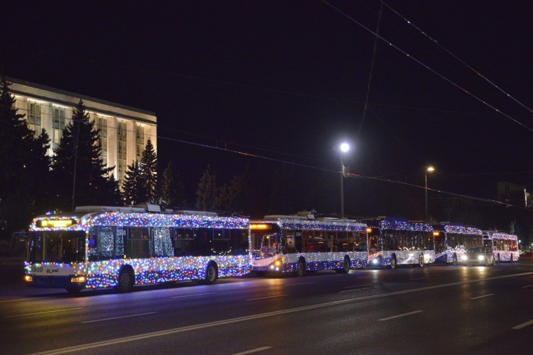 FOTO În Chișinău circulă 5 troleibuze decorate cu luminițe. Despre ce rute este vorba?