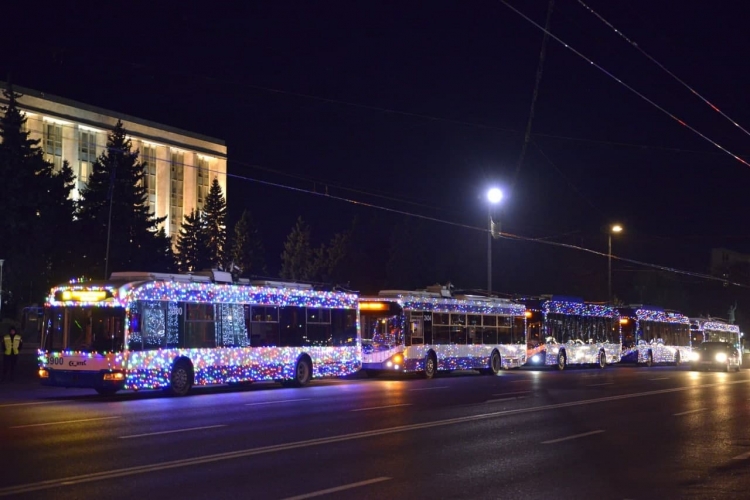(ФОТО) По улицам Кишинева будут ездить праздничные ретро-троллейбусы. Один из них — 1949 года