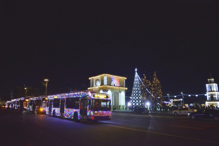(ФОТО) В Кишиневе украсили троллейбусы пяти маршрутов