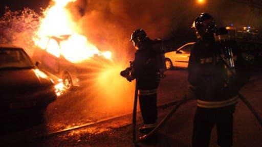 (FOTO) Patru mașini parcate în ograda unui bloc de la Ciocana au ars. Ar fi fost incendiate intenționat