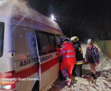 (FOTO) Trei ambulanțe au avut nevoie de ajutorul salvatorilor, după ce au rămas blocate în zăpadă
