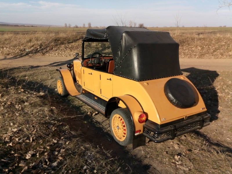 (FOTO) Un militar moldovean a construit o mașină după un proiect propriu