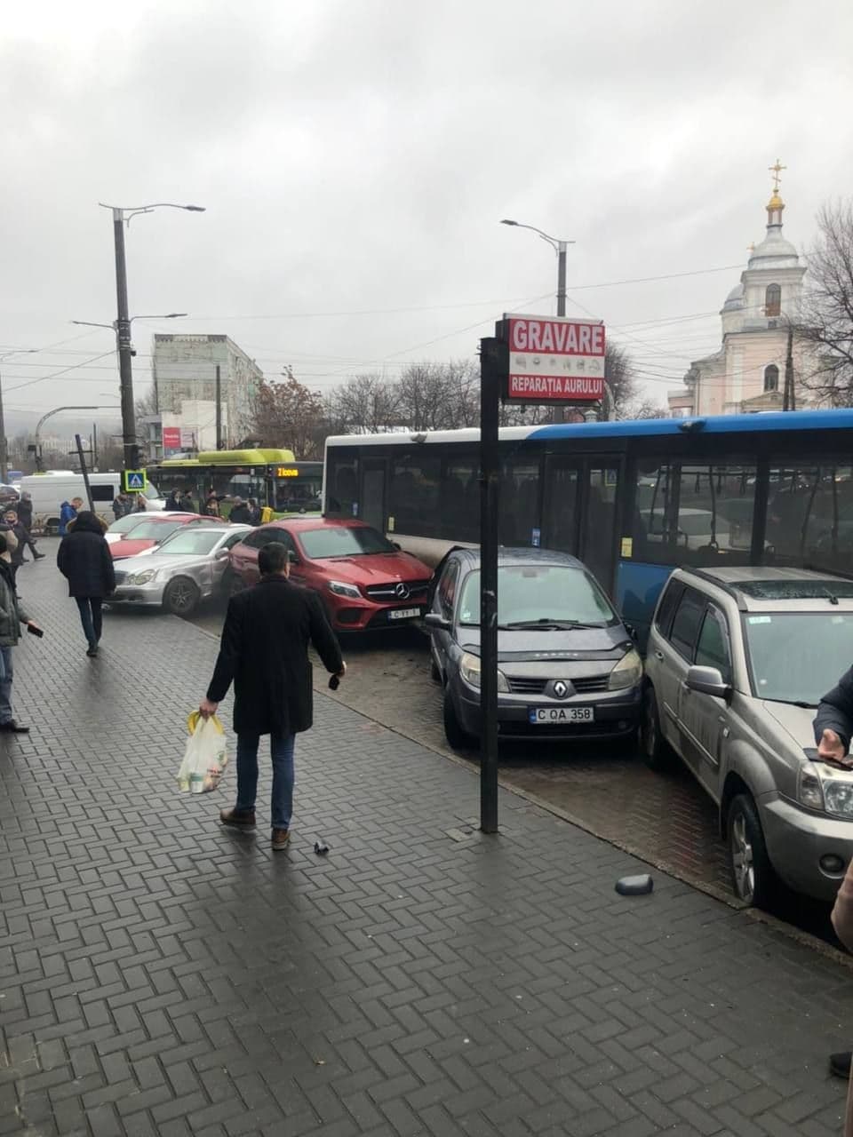 (ВИДЕО) В Кишиневе автобус столкнулся с несколькими автомобилями