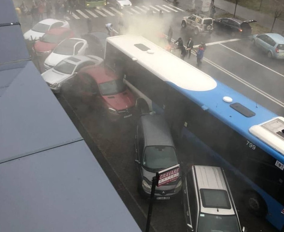 VIDEO Circa 10 mașini au fost avariate de un autobuz, în apropierea unei stații din centrul Chișinăului UPDATE