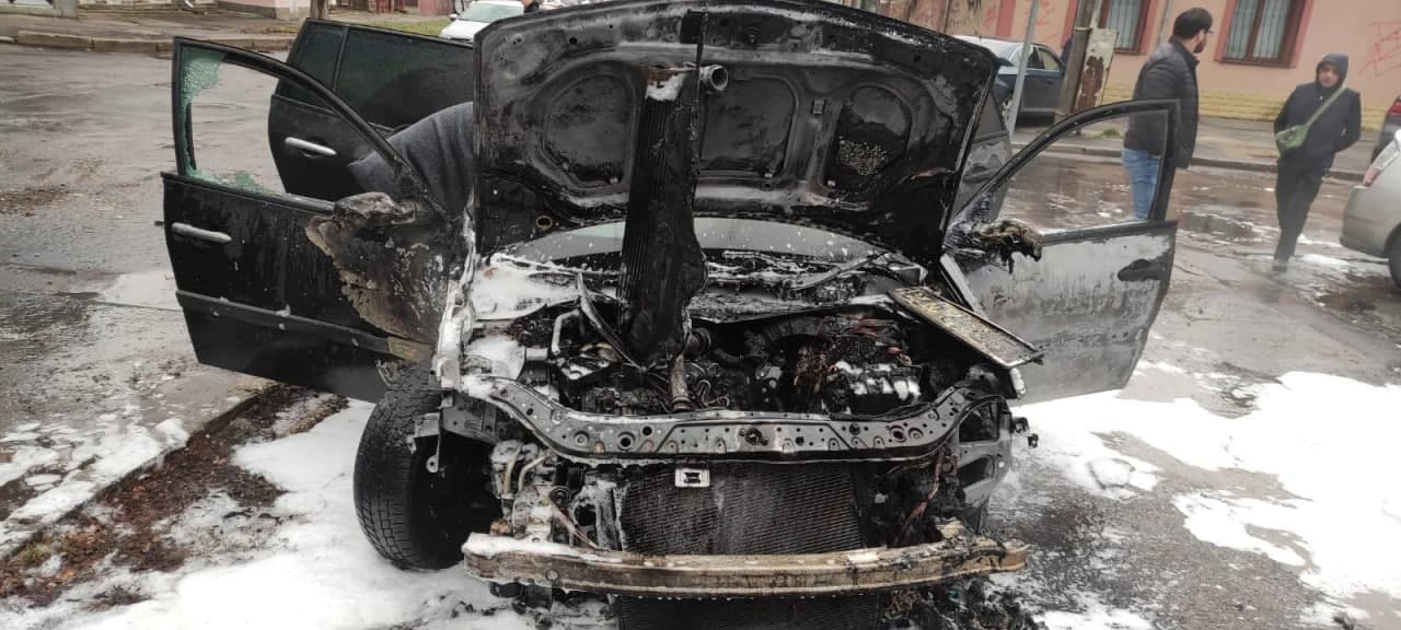 (ФОТО/ВИДЕО) В центре Кишинева загорелся автомобиль