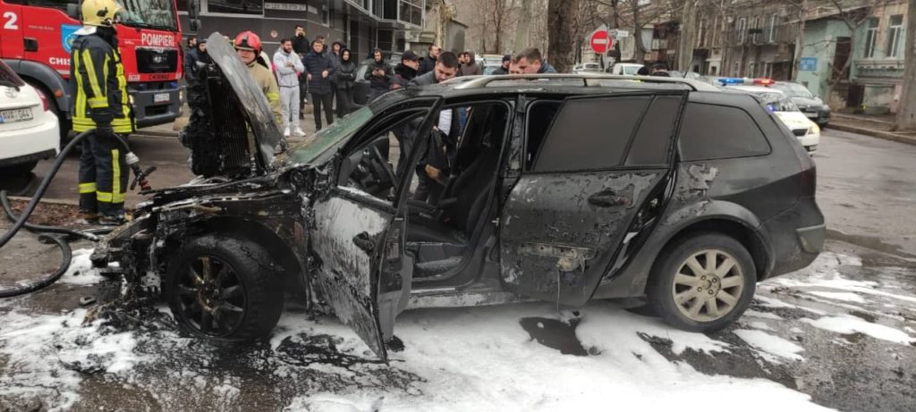 VIDEO/UPDATE O mașină a fost cuprinsă de flăcări în centrul Chișinăului