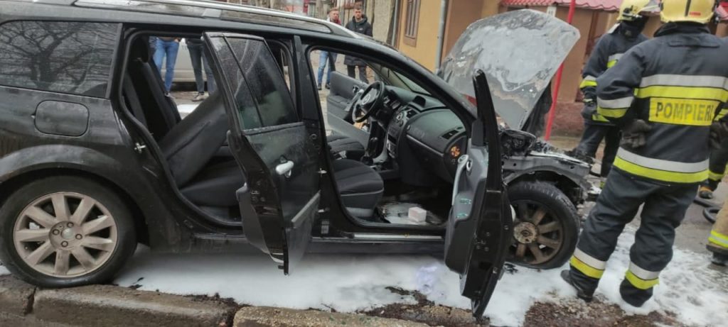 VIDEO/UPDATE O mașină a fost cuprinsă de flăcări în centrul Chișinăului