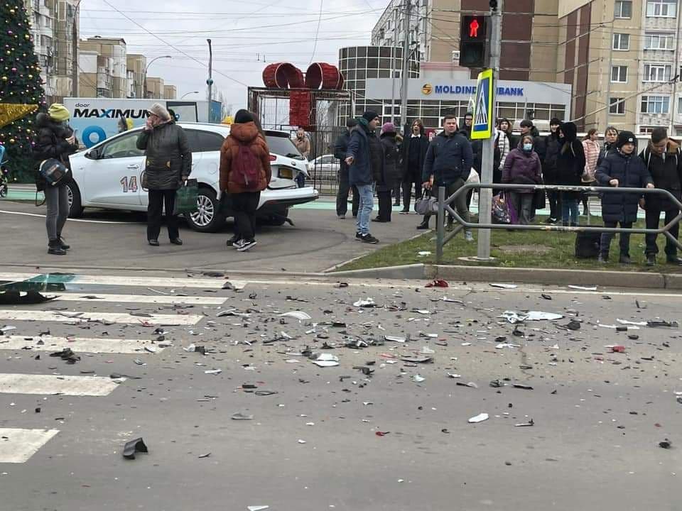 FOTO Două fetițe au fost spitalizate, după ce trei mașini s-au ciocnit la Ciocana, iar una a ajuns pe trotuar
