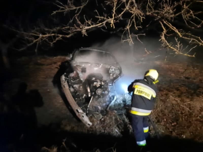 (FOTO) Cimișlia: Un șofer de 30 de ani a decedat după ce s-a izbit într-un copac, iar mașina lui a luat foc