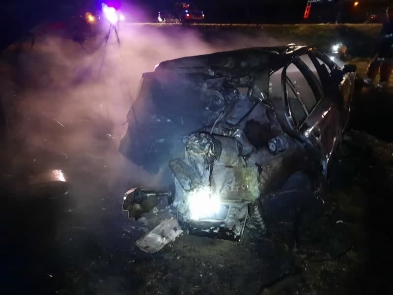 (FOTO) Cimișlia: Un șofer de 30 de ani a decedat după ce s-a izbit într-un copac, iar mașina lui a luat foc