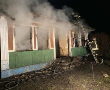 (FOTO) Incendiu la Briceni: O femeie a fost salvată din flăcări