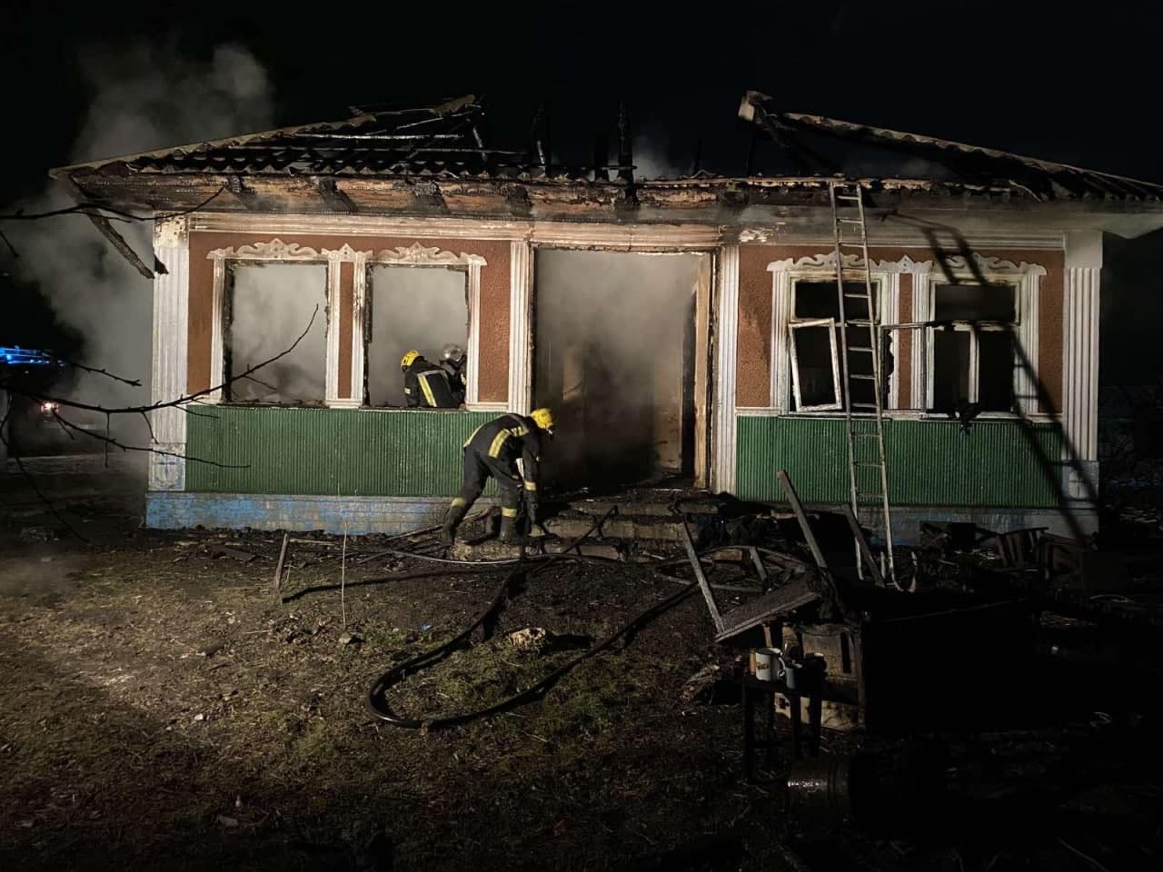 (FOTO) Incendiu la Briceni: O femeie a fost salvată din flăcări